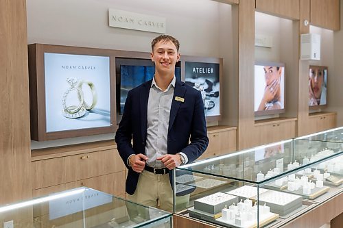 MIKE DEAL / FREE PRESS
Appelt's Diamonds at 1595 Ness Avenue
Employee, Josh Appelt, one of owner, Jeff Appelt's five children.
Reporter: Aaron Epp
251112 - Wednesday, November 12, 2025.