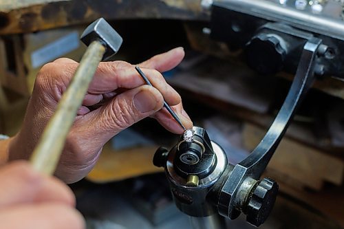 MIKE DEAL / FREE PRESS
Appelt's Diamonds at 1595 Ness Avenue
Goldsmith, Nelson Fabian, works on a diamond ring.
Reporter: Aaron Epp
251112 - Wednesday, November 12, 2025.