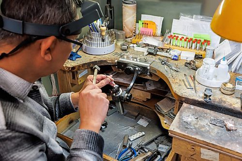 MIKE DEAL / FREE PRESS
Appelt's Diamonds at 1595 Ness Avenue
Goldsmith, Nelson Fabian, works on a diamond ring.
Reporter: Aaron Epp
251112 - Wednesday, November 12, 2025.