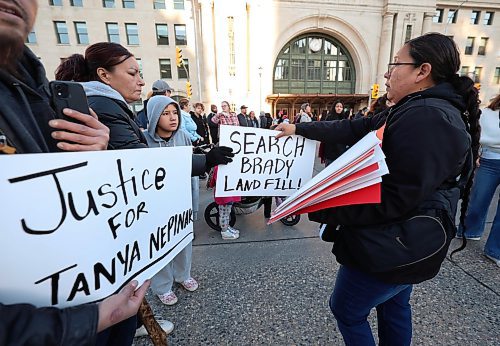 Ruth Bonneville / Free Press
LOCAL - justice rally
Photo of rally with families of Shawn Lamb victims and supporters in the centre of Broadway and Main Street as they protest Thursday.
Families of Shawn Lamb victims rally against his release at the corner of Broadway and Main Street outside train station Thursday.
See Story by Chris.
Nov 13th,, 2025
