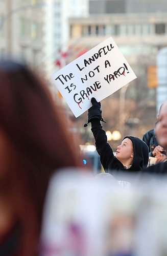 Ruth Bonneville / Free Press
LOCAL - justice rally
Photo of rally with families of Shawn Lamb victims and supporters in the centre of Broadway and Main Street as they protest Thursday.
Families of Shawn Lamb victims rally against his release at the corner of Broadway and Main Street outside train station Thursday.
See Story by Chris.
Nov 13th,, 2025
