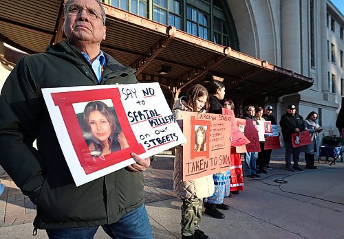 Ruth Bonneville / Free Press
LOCAL - justice rally
Sagkeeng Chief, EJ Fontaine along with Elle Harris (beige jacket), Paige Paupanakis (blue skirt) and Jasmine Mann (red skirt), family members of Shawn Lamb victims hold sings at the rally Thursday.
Families of Shawn Lamb victims rally against his release at the corner of Broadway and Main Street outside train station Thursday.
See Story by Chris.
Nov 13th,, 2025