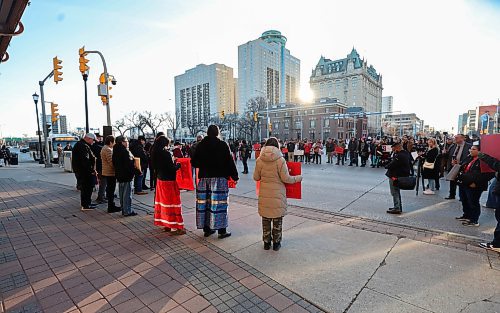 Ruth Bonneville / Free Press
LOCAL - justice rally
Photo of rally with families of Shawn Lamb victims and supporters in the centre of Broadway and Main Street as they protest Thursday.
Families of Shawn Lamb victims rally against his release at the corner of Broadway and Main Street outside train station Thursday.
See Story by Chris.
Nov 13th,, 2025
