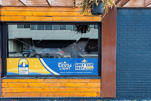 MIKE DEAL / FREE PRESS
According to CJOB police said WFPS trucks were called to La Roca, 155 Smith Street, around 6 a.m., where they found smashed windows and damage to the outside patio.
Police and fire crews were still on the scene as well as a construction crew cutting boards for the windows.
251114 - Friday, November 14, 2025.