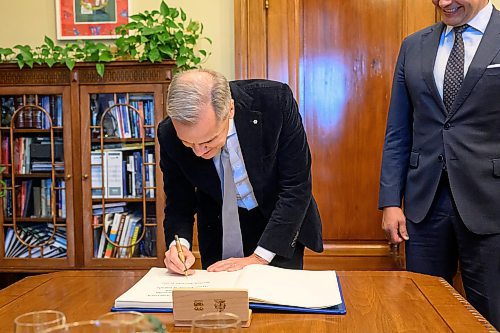 Mike Sudoma/Free Press
Prime Minister Mark Carney sign the legislative guestbook during a visit to the Manitoba Legislature Sunday afternoon
November 16, 2025
