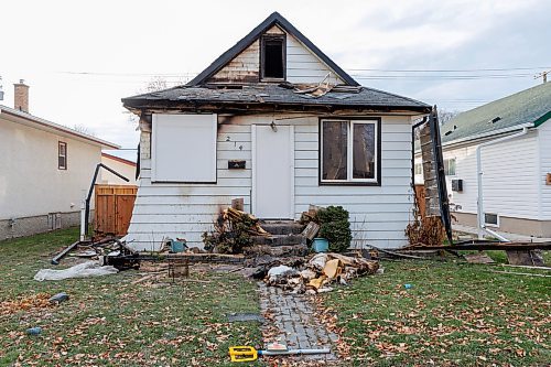 MIKE DEAL / FREE PRESS
An 18-year-old man has died of his injuries after a house fire broke out Saturday in Transcona.
Firefighters were sent to 214 Yale Ave. West at 7:28 a.m. Saturday. They battled heavy smoke and flames from the one-and-a-half storey house until the fire was under control 45 minutes later.
251118 - Tuesday, November 18, 2025.