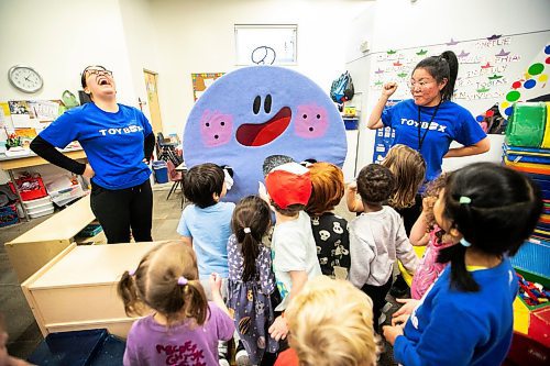 MIKAELA MACKENZIE / FREE PRESS

Research assistants Alexis Meachem (left) and Yeong Shin lead activities with the TOYBOX mascot and kids at the UWSA daycare on Wednesday, Nov. 19, 2025. 

Standup.
Free Press 2025