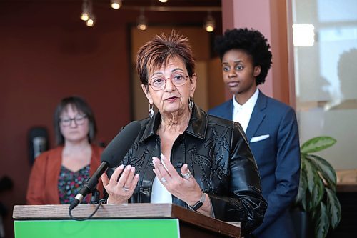 Darlene Jackson, president of the Manitoba Nurses Union, is seen at a past news conference. The way to shore up new nurses must include recruiting, and investing time and money to make the public health-care system a place where people want to work, Jackson told the Sun on Wednesday. (Winnipeg Free Press files)
