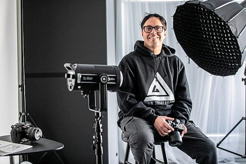 MIKAELA MACKENZIE / FREE PRESS
Jeff Gordon, the videographer/photographer behind JAG Video and Photo, in his studio on Monday, Nov. 24, 2025. Gordon has created a video, photography and content creation course that he teaches out of the space.
For Aaron story.
Free Press 2025