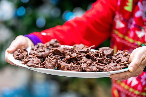 MIKAELA MACKENZIE / FREE PRESS

Janet Sigurdson&#x573; chocolate chow mein clusters at the Free Press holiday baking cookie swap on Tuesday, Nov. 18, 2025. 

For Eva story.
Free Press 2025