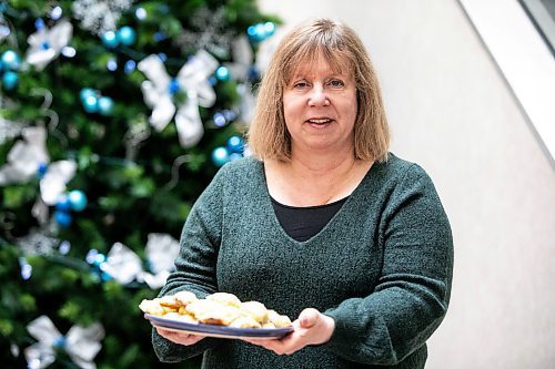 MIKAELA MACKENZIE / FREE PRESS

Terrie Leppky with her lime-glazed cornmeal cookies at the Free Press holiday baking cookie swap on Tuesday, Nov. 18, 2025. 

For Eva story.
Free Press 2025