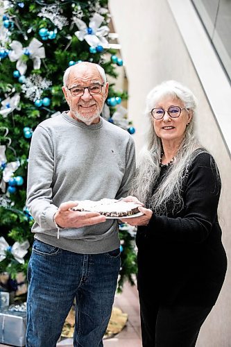 MIKAELA MACKENZIE / FREE PRESS

Joe and Karn Sandy with their Yuletide brownies at the Free Press holiday baking cookie swap on Tuesday, Nov. 18, 2025. 

For Eva story.
Free Press 2025