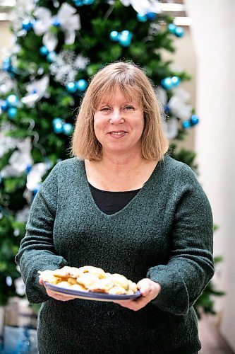 MIKAELA MACKENZIE / FREE PRESS

Terrie Leppky with her lime-glazed cornmeal cookies at the Free Press holiday baking cookie swap on Tuesday, Nov. 18, 2025. 

For Eva story.
Free Press 2025