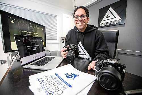 MIKAELA MACKENZIE / FREE PRESS
Jeff Gordon, the videographer/photographer behind JAG Video and Photo, in his studio on Monday, Nov. 24, 2025. Gordon has created a video, photography and content creation course that he teaches out of the space.
For Aaron story.
Free Press 2025