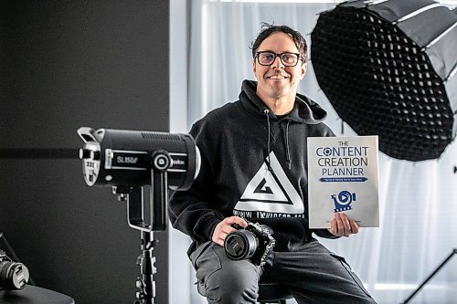 MIKAELA MACKENZIE / FREE PRESS
Jeff Gordon, the videographer/photographer behind JAG Video and Photo, in his studio on Monday, Nov. 24, 2025. Gordon has created a video, photography and content creation course that he teaches out of the space.
For Aaron story.
Free Press 2025