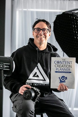 MIKAELA MACKENZIE / FREE PRESS
Jeff Gordon, the videographer/photographer behind JAG Video and Photo, in his studio on Monday, Nov. 24, 2025. Gordon has created a video, photography and content creation course that he teaches out of the space.
For Aaron story.
Free Press 2025