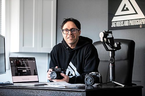MIKAELA MACKENZIE / FREE PRESS
Jeff Gordon, the videographer/photographer behind JAG Video and Photo, in his studio on Monday, Nov. 24, 2025. Gordon has created a video, photography and content creation course that he teaches out of the space.
For Aaron story.
Free Press 2025