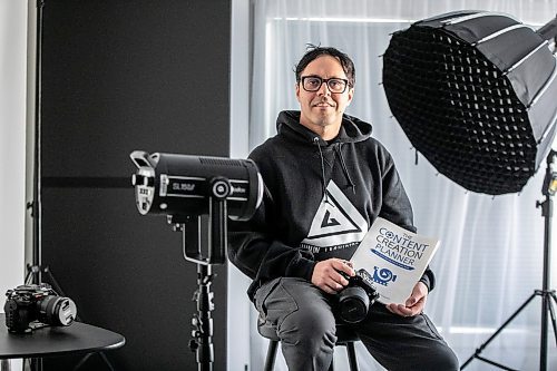 MIKAELA MACKENZIE / FREE PRESS
Jeff Gordon, the videographer/photographer behind JAG Video and Photo, in his studio on Monday, Nov. 24, 2025. Gordon has created a video, photography and content creation course that he teaches out of the space.
For Aaron story.
Free Press 2025
