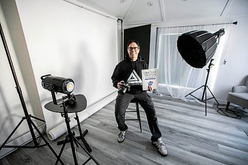 MIKAELA MACKENZIE / FREE PRESS
Jeff Gordon, the videographer/photographer behind JAG Video and Photo, in his studio on Monday, Nov. 24, 2025. Gordon has created a video, photography and content creation course that he teaches out of the space.
For Aaron story.
Free Press 2025