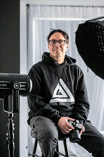 MIKAELA MACKENZIE / FREE PRESS
Jeff Gordon, the videographer/photographer behind JAG Video and Photo, in his studio on Monday, Nov. 24, 2025. Gordon has created a video, photography and content creation course that he teaches out of the space.
For Aaron story.
Free Press 2025