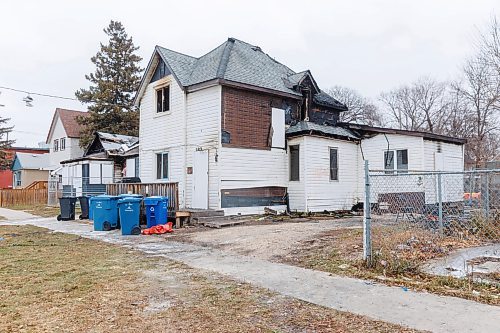 MIKE DEAL / FREE PRESS
The remains of a house at 253 Laura Street after WFPS were alerted early Tuesday morning that it was on fire. According to WFPS the house was previously damaged by fires in June 2025 and February 2024.
251125 - Tuesday, November 25, 2025.