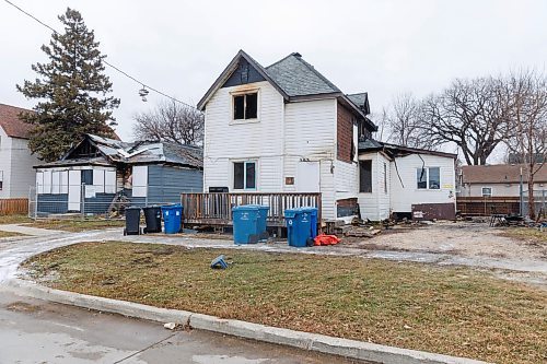 MIKE DEAL / FREE PRESS
The remains of a house at 253 Laura Street after WFPS were alerted early Tuesday morning that it was on fire. According to WFPS the house was previously damaged by fires in June 2025 and February 2024.
251125 - Tuesday, November 25, 2025.