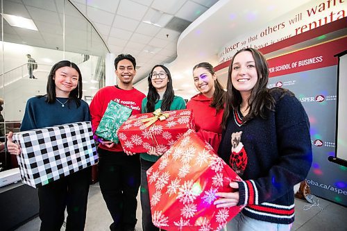 MIKAELA MACKENZIE / FREE PRESS
University of Manitoba students who volunteer with the 5 Days committee (which is part of the Commerce Students' Association) Cynthia Tran (left), Henrick Papelleras, Lexie DՁntonio, Cassidy Turcan, and Shelly Yosef on Thursday, Dec. 4, 2025. The committee's goal is to raise funds and awareness for Resource Assistance for Youth. The committee is currently holding a holiday gift wrap and coat check fundraiser every Saturday at Polo Park mall.
For Aaron story.
Free Press 2025