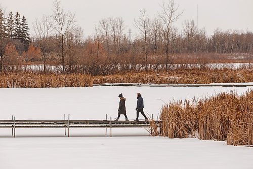 MIKE DEAL / FREE PRESS
Donna Short and her friend Laura Gray walk along a boardwalk trail at FortWhyte Alive Friday morning.
Standup
251205 - Friday, December 05, 2025.