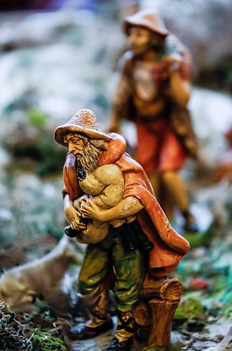 JOHN WOODS / WINNIPEG FREE PRESS
Mario Potenza, owner of Holiday Coiffures Hair and Tanning Salon, has put his Christmas Nativity scene on display at his convention centre salon Monday, December 8, 2025. Potenza imported the figurines from his native Italy.

reporter: dave