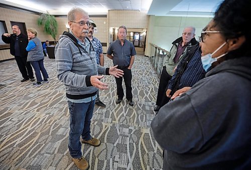 JOHN WOODS / FREE PRESS
Andy Kuczynski, Springfield councillor, left, talks to other concerned citizens outside a SIO Silica Sands Project community open house with Brokenhead residents at Club Regent Hotel Monday, July 7, 2025. SIO were presenting further information but non-residents were no allowed to participate.

Reporter: matt