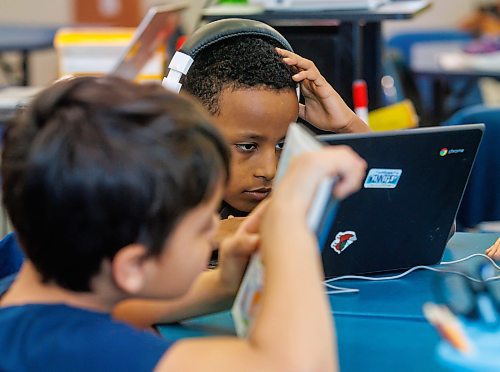 MIKE DEAL / FREE PRESS
Yoas Degefu, wearing headphones, listens and reads to a graphic novel, while Dacian Bateman-Jones-Lagos reads a printed graphic novel.
Yoas is Ethiopian and has only been here for about a month. His teacher, Russell Miller, will occasionally use AI to communicate in Amharic with him.
Russell Miller’s grade four class at Greenway School, 390 Burnell Street, where AI has come into play to help some students learn to read and for communication with some students who’s first language isn’t English.
Reporter: Maggie Macintosh
251209 - Tuesday, December 09, 2025.