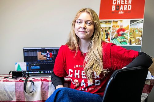 MIKAELA MACKENZIE / FREE PRESS

Cheer board communications work placement student Alyssa Jansen at the hamper line headquarters on Thursday, Dec. 11, 2025. 

For Taylor story.
Free Press 2025