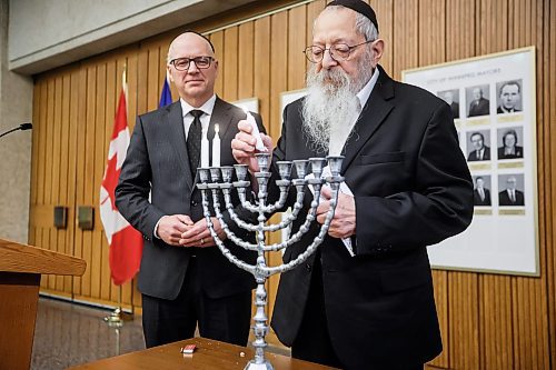 JOHN WOODS / WINNIPEG FREE PRESS
Winnipeg mayor Scott Gillingham and Rabbi Avrohom Altein light the menorah on the second night of Hanukkah at City Hall Monday, December 15, 2025.
reporter: chris and scott