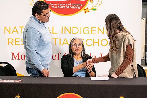 MIKAELA MACKENZIE / FREE PRESS
Long Plain chief David Meeches (left), National Indigenous Residential School Museum of Canada executive director Lorraine Daniels, and Fort la Reine Museum representative Caitlin Post shake hands after signing documents in a repatriation ceremony at Long Plain First Nation urban reserve in Portage la Prairie on Tuesday, Dec. 16, 2025.
For CP story.
Free Press 2025
