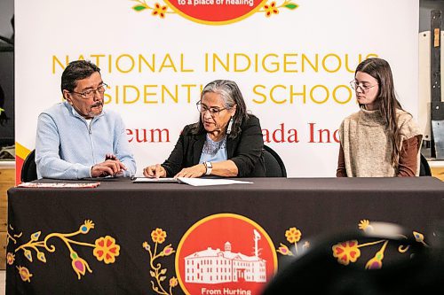 MIKAELA MACKENZIE / FREE PRESS
Long Plain chief David Meeches (left), National Indigenous Residential School Museum of Canada executive director Lorraine Daniels, and Fort la Reine Museum representative Caitlin Post sign documents in a repatriation ceremony at Long Plain First Nation urban reserve in Portage la Prairie on Tuesday, Dec. 16, 2025.
For CP story.
Free Press 2025