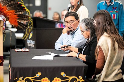 MIKAELA MACKENZIE / FREE PRESS
Long Plain chief David Meeches (left), National Indigenous Residential School Museum of Canada executive director Lorraine Daniels, and Fort la Reine Museum representative Caitlin Post sign documents in a repatriation ceremony at Long Plain First Nation urban reserve in Portage la Prairie on Tuesday, Dec. 16, 2025.
For CP story.
Free Press 2025