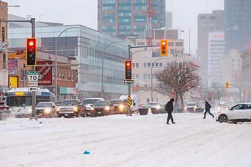 MIKE DEAL / FREE PRESS
Pedestrians and vehicles at Portage Avenue and SherbrookThursday morning during the season’s first major blizzard.
Blizzard
251218 - Thursday, December 18, 2025.