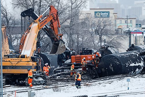 JOHN WOODS / WINNIPEG FREE PRESS
CN crews work on cleaning up a train derailment between pembina and the Southwest bus transitway Sunday, December 28, 2025. The location is just east of Pembina at Stafford.
reporter: aaron