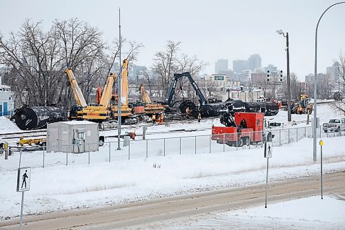 JOHN WOODS / WINNIPEG FREE PRESS
CN crews work on cleaning up a train derailment between pembina and the Southwest bus transitway Sunday, December 28, 2025. The location is just east of Pembina at Stafford.
reporter: aaron