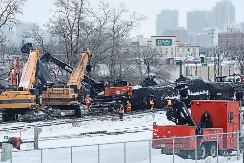 JOHN WOODS / WINNIPEG FREE PRESS
CN crews work on cleaning up a train derailment between pembina and the Southwest bus transitway Sunday, December 28, 2025. The location is just east of Pembina at Stafford.
reporter: aaron