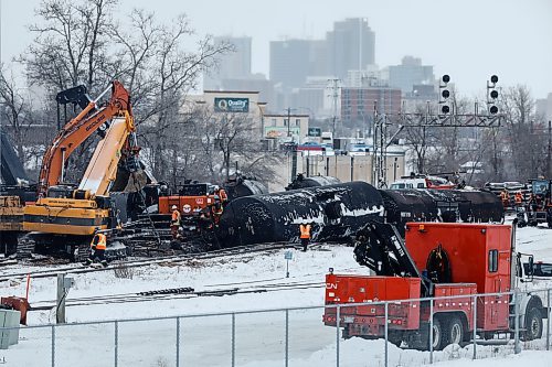 JOHN WOODS / WINNIPEG FREE PRESS
CN crews work on cleaning up a train derailment between pembina and the Southwest bus transitway Sunday, December 28, 2025. The location is just east of Pembina at Stafford.
reporter: aaron