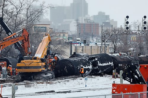 JOHN WOODS / WINNIPEG FREE PRESS
CN crews work on cleaning up a train derailment between pembina and the Southwest bus transitway Sunday, December 28, 2025. The location is just east of Pembina at Stafford.
reporter: aaron