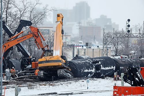 JOHN WOODS / WINNIPEG FREE PRESS
CN crews work on cleaning up a train derailment between pembina and the Southwest bus transitway Sunday, December 28, 2025. The location is just east of Pembina at Stafford.
reporter: aaron