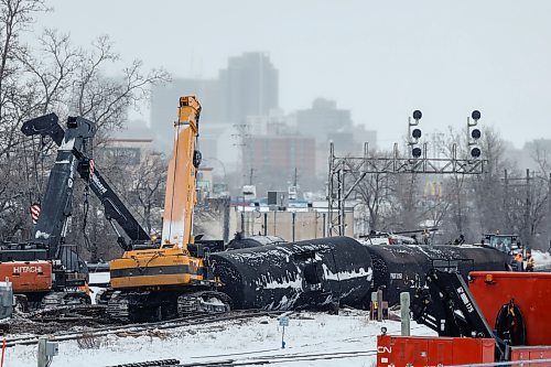 JOHN WOODS / WINNIPEG FREE PRESS
CN crews work on cleaning up a train derailment between pembina and the Southwest bus transitway Sunday, December 28, 2025. The location is just east of Pembina at Stafford.
reporter: aaron