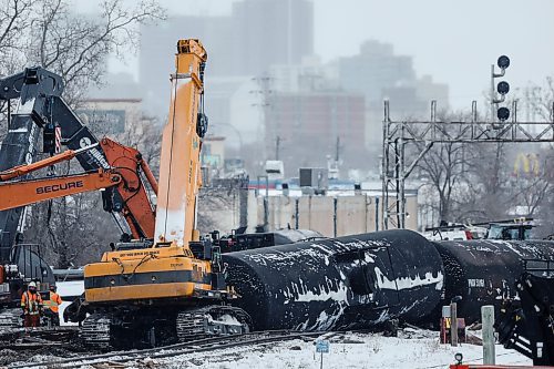 JOHN WOODS / WINNIPEG FREE PRESS
CN crews work on cleaning up a train derailment between pembina and the Southwest bus transitway Sunday, December 28, 2025. The location is just east of Pembina at Stafford.
reporter: aaron