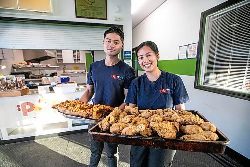 MIKAELA MACKENZIE / FREE PRESS

John Tadeo and Patricia Santiago, who started Popoy's Golden Chicken in March, on a pick-up day at Tyndall Park Community Centre on Friday, Dec. 12, 2025. 

For Dave Sanderson story.
Free Press 2025