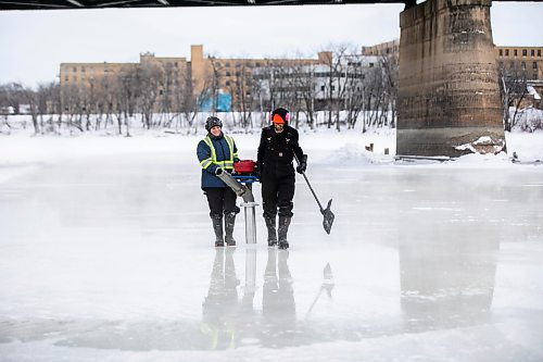 MIKAELA MACKENZIE / FREE PRESS

Marissa Berard (left) and Patrick Jordan carry a pump while flooding the Nestawaya river trail with a crew preparing the skating path at The Forks on Monday, Dec. 29, 2025.  

Standup.
Free Press 2025