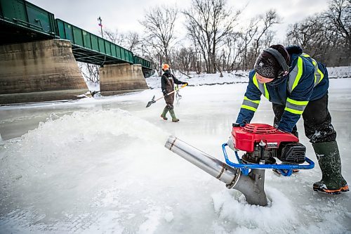 MIKAELA MACKENZIE / FREE PRESS

Marissa Berard floods the Nestawaya river trail with a crew preparing the skating path at The Forks on Monday, Dec. 29, 2025.  

Standup.
Free Press 2025