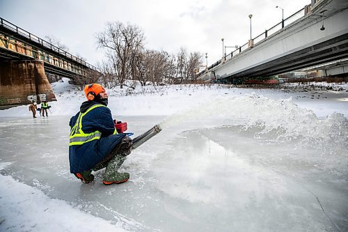 MIKAELA MACKENZIE / FREE PRESS

Kelsey Heide runs a pump as part of a crew flooding the Nestawaya river trail at The Forks on Monday, Dec. 29, 2025.  

Standup.
Free Press 2025