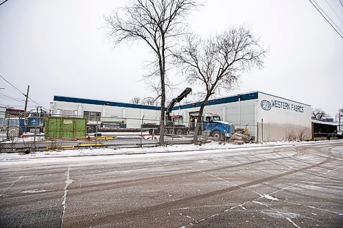 MIKAELA MACKENZIE / FREE PRESS

Trucks move equipment out of the proposed supervised consumption site at 366 Henry Avenue on Monday, Dec. 8, 2025. 

For Chris story.
Free Press 2025